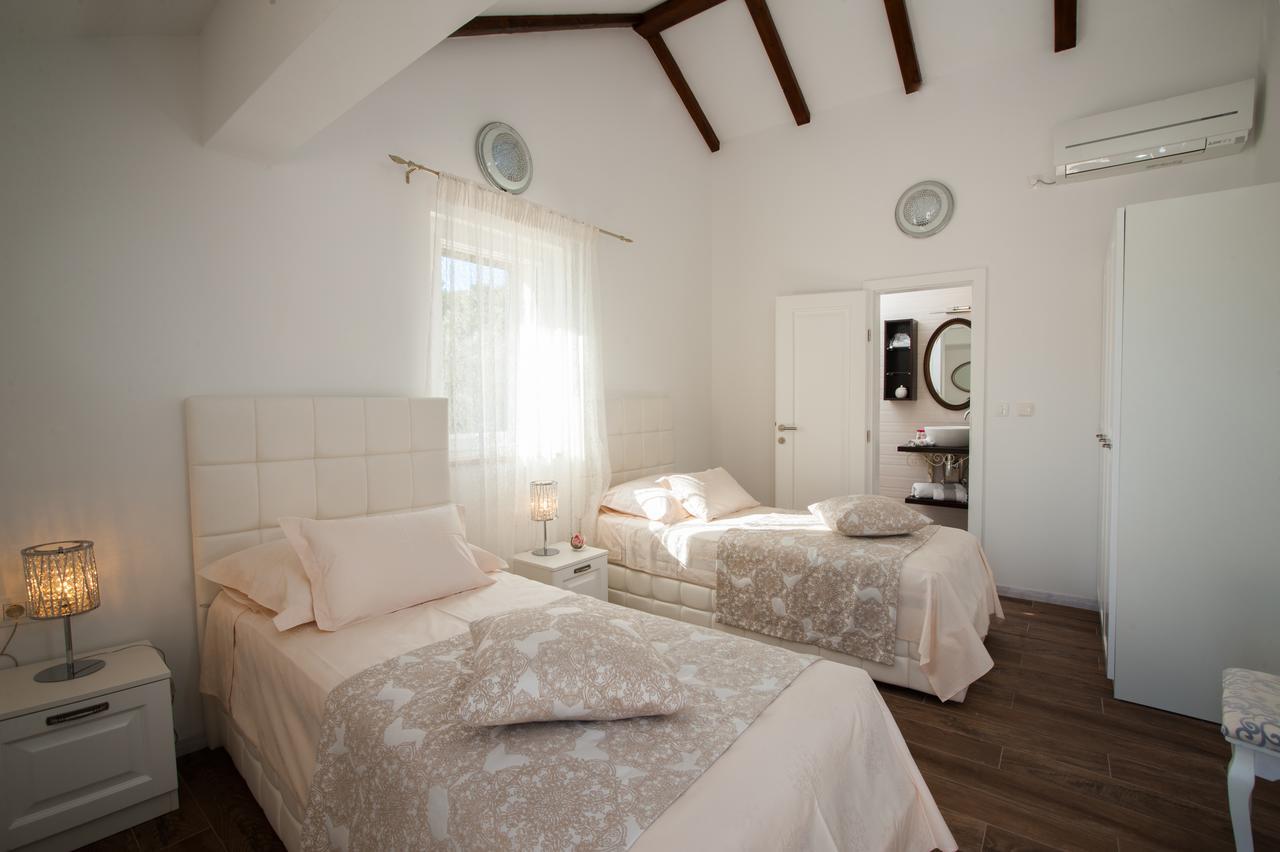 Luxury Villa Kate - In Lucice Bay With Turquoise Sea, Amazing Seaviews, And Heated Pool Milna  Exterior photo
