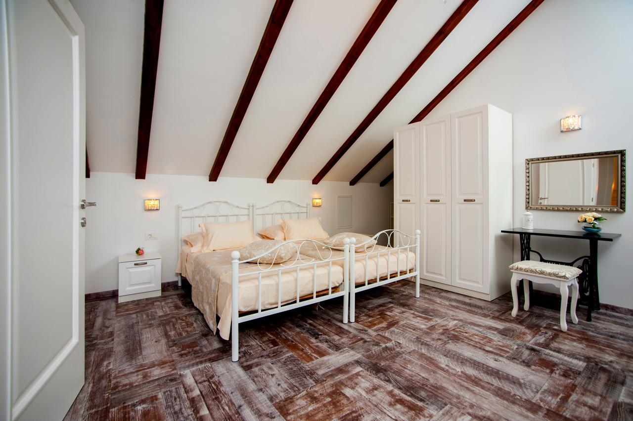 Luxury Villa Kate - In Lucice Bay With Turquoise Sea, Amazing Seaviews, And Heated Pool Milna  Exterior photo